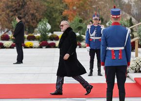 Cum și-a făcut apariția Gigi Becali la slujba de sfințire a picturii Catedralei Mântuirii Neamului