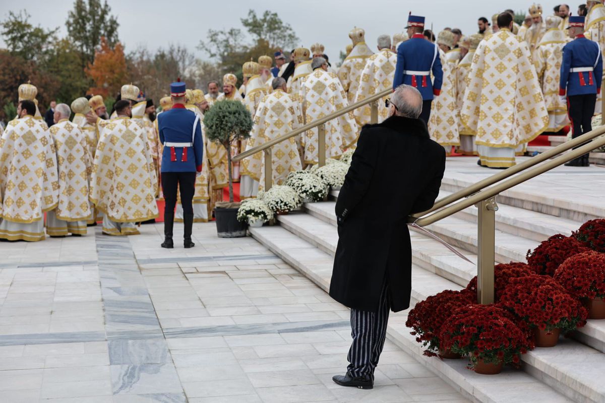 Cum și-a făcut apariția Gigi Becali la slujba de sfințire a picturii Catedralei Mântuirii Neamului