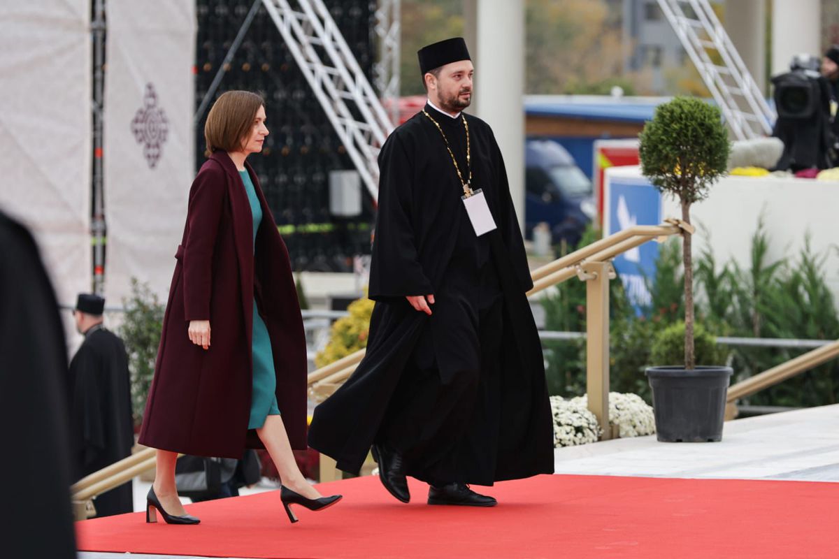 Cum și-a făcut apariția Gigi Becali la slujba de sfințire a picturii Catedralei Mântuirii Neamului