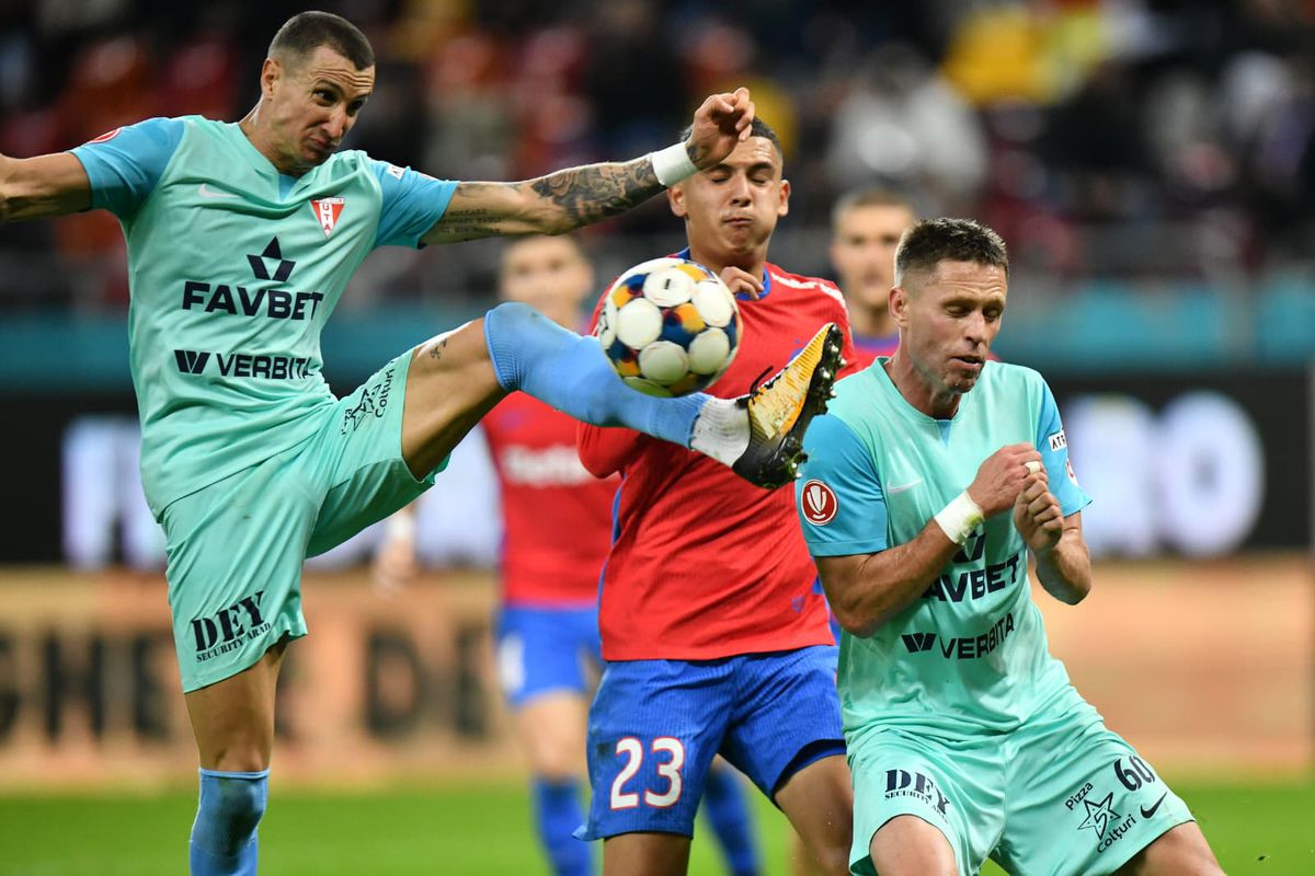 Nu a dat penalty în FCSB - UTA, dar VAR-ul l-a salvat! Faza care a decis primul gol în Superliga din decembrie 2024 încoace