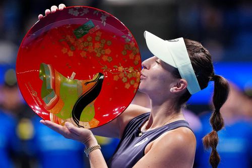 Belinda Bencic cu trofeul cucerit în turneul de la Tokyo Foto: Imago Images