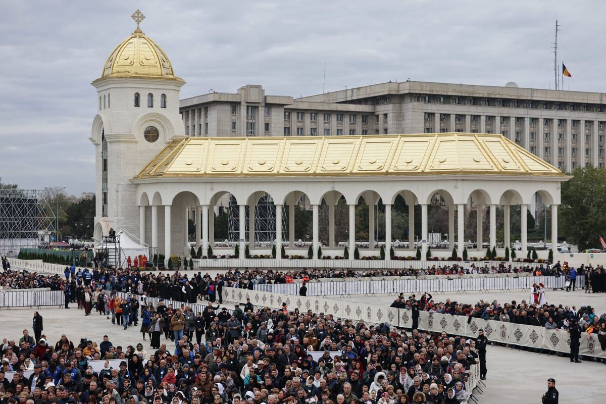 Cum și-a făcut apariția Gigi Becali la slujba de sfințire a picturii Catedralei Mântuirii Neamului