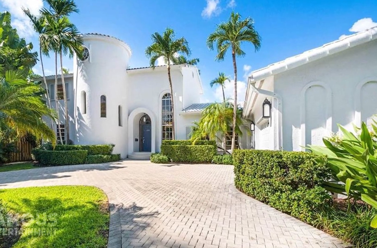 Yamal va cumpăra fosta vilă a lui Pique și Shakira. Foto:  YouTube @Famous Entertainment