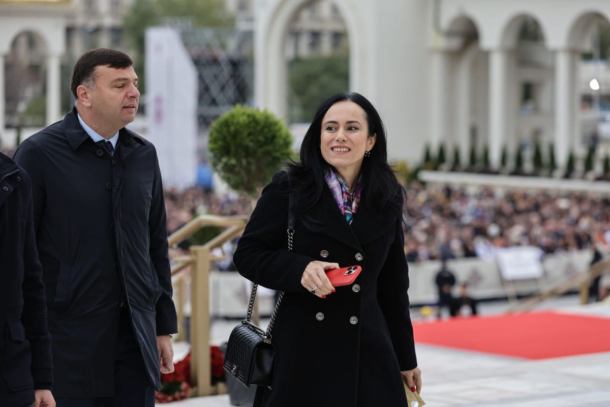 Cum și-a făcut apariția Gigi Becali la slujba de sfințire a picturii Catedralei Mântuirii Neamului