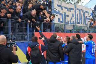 „Joacă, bă Rădoi, cu echipa bună!” » Scandal după Metaloglobus - Craiova: jucătorii au intrat în gura fanilor