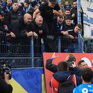 Jucătorii Craiovei, scandal cu fanii după remiza cu Metaloglobus. FOTO: Ionuț Iordache (GSP.ro)