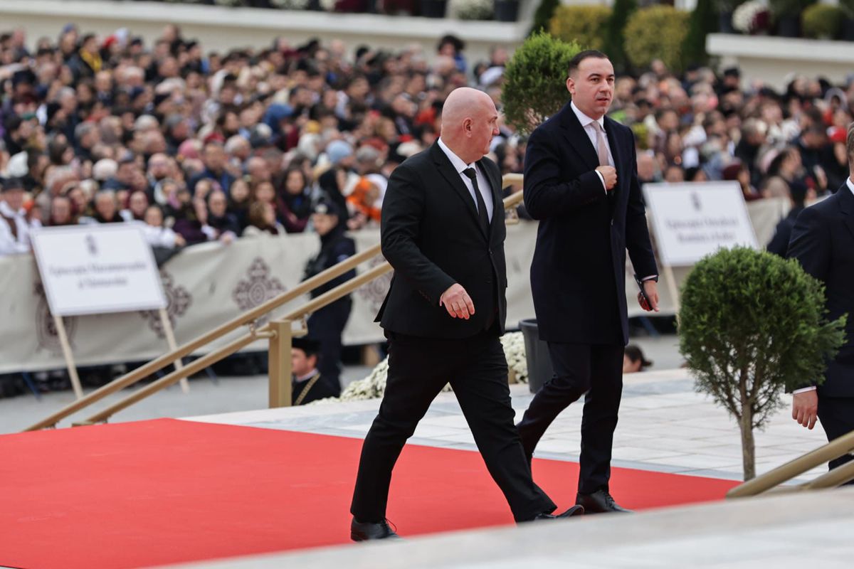 Cum și-a făcut apariția Gigi Becali la slujba de sfințire a picturii Catedralei Mântuirii Neamului