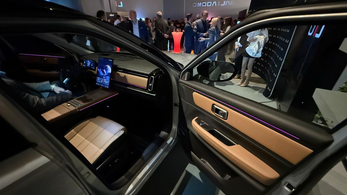 SUV-urile preferate de români și-au găsit rivalul » A apărut mașina cu proiector video în portbagaj: costă cât un Volkswagen Tiguan!