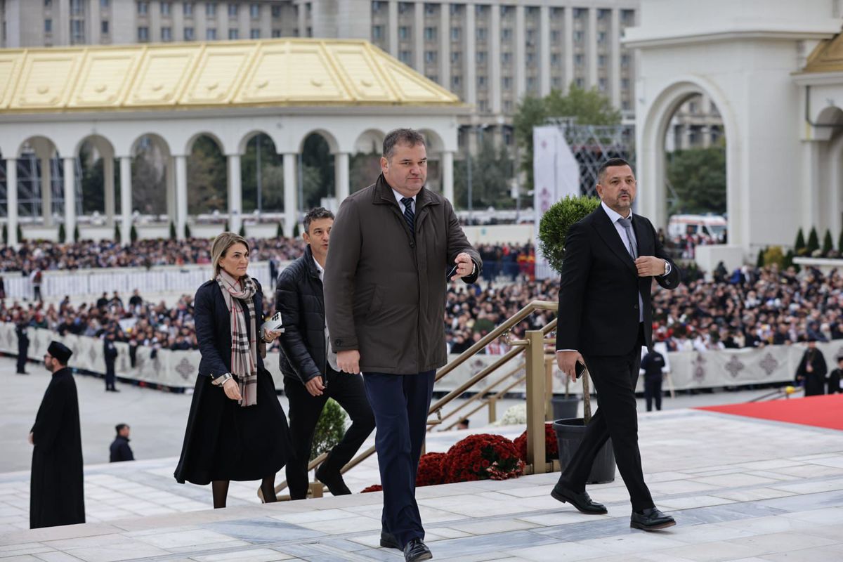 Cum și-a făcut apariția Gigi Becali la slujba de sfințire a picturii Catedralei Mântuirii Neamului