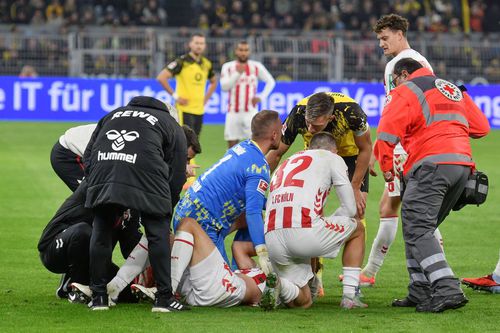 Medicii îi acordă primul ajutor lui Timo Huebers / Foto: Imago