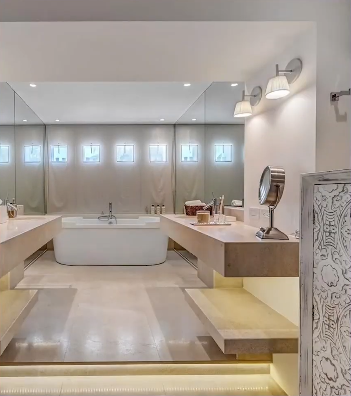 Yamal va cumpăra fosta vilă a lui Pique și Shakira. Foto:  YouTube @Famous Entertainment