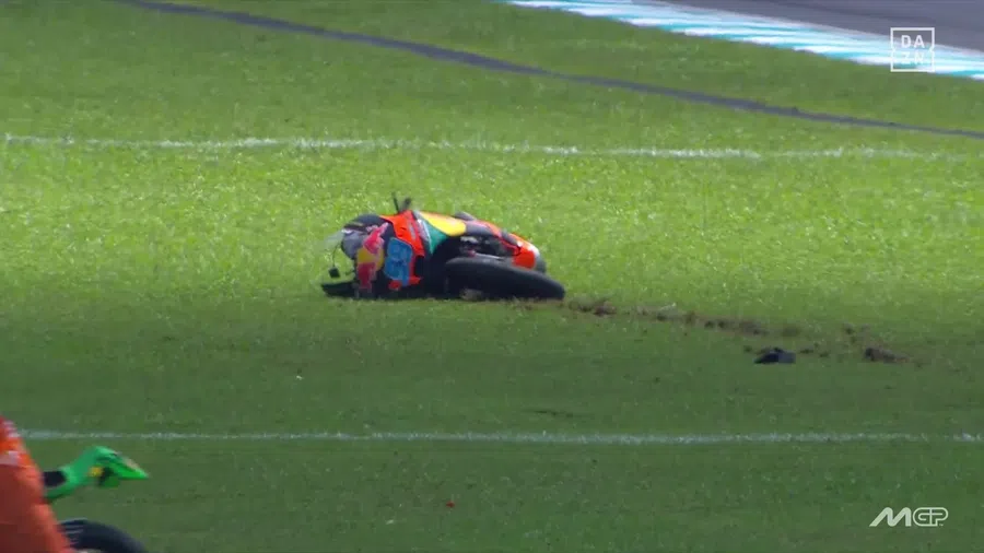 foto: motocicleta spaniolului Antonio Rueda / Dazn Accident violent în MotoGP » Pilot în pericol de moarte: a fost transportat imediat la spital, unde va fi supus la mai multe operații