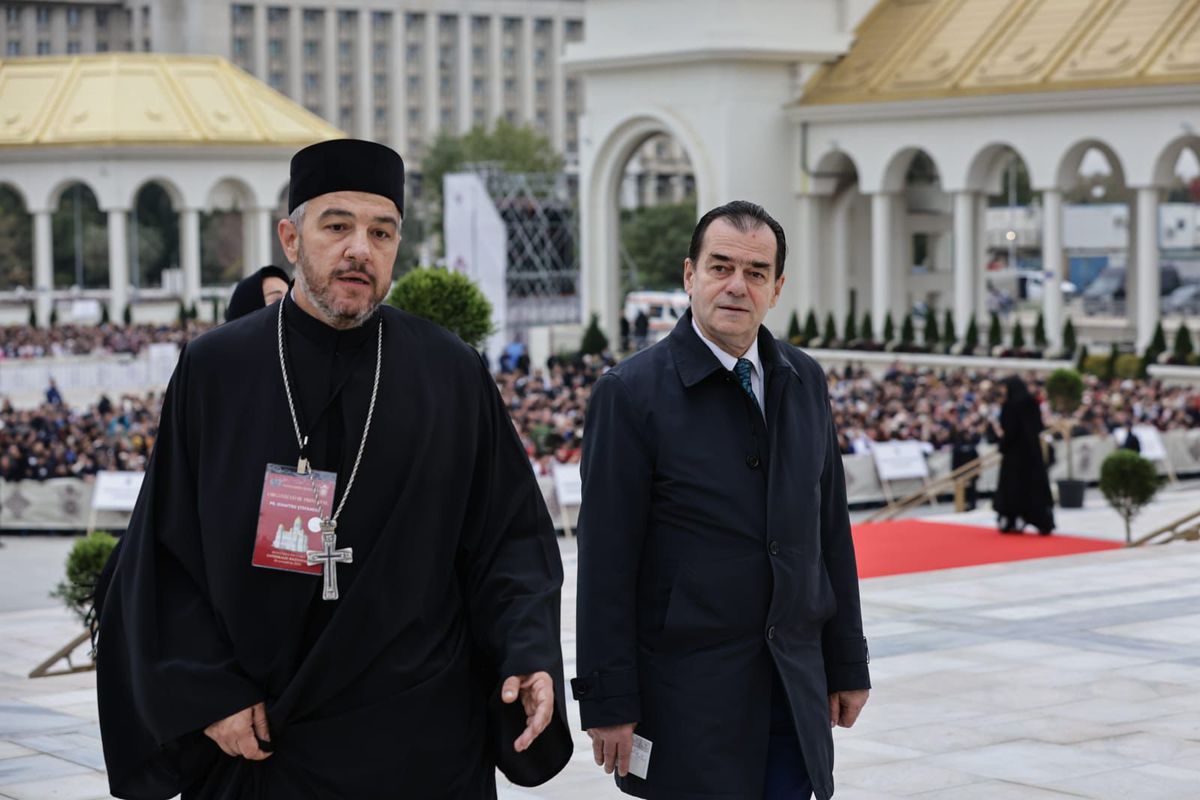 Cum și-a făcut apariția Gigi Becali la slujba de sfințire a picturii Catedralei Mântuirii Neamului