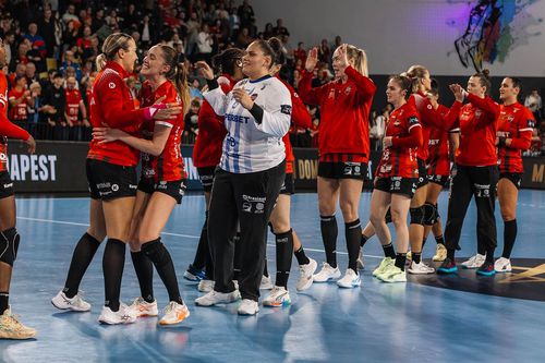 Jucătoarele de la Gloria Bistrița sărbătorind victoria cu Esbjerg din Liga Campionilor Foto: Facebook/Gloria Bistrița