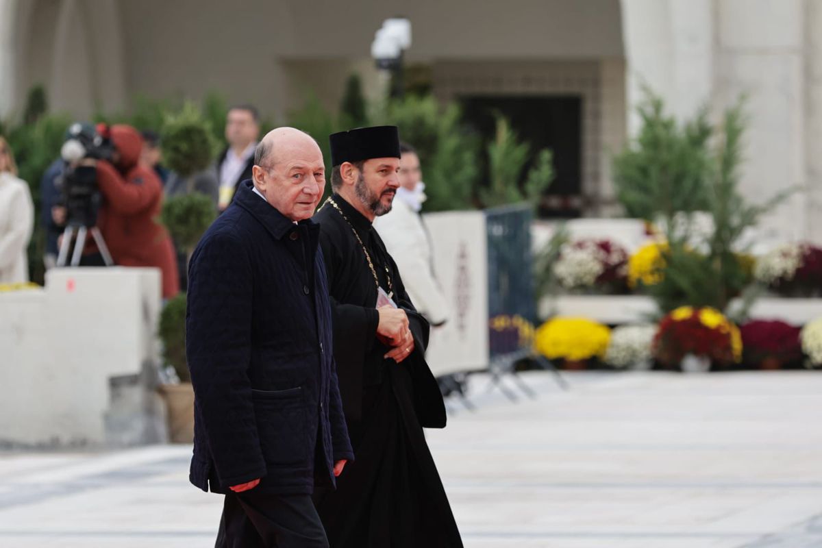 Cum și-a făcut apariția Gigi Becali la slujba de sfințire a picturii Catedralei Mântuirii Neamului