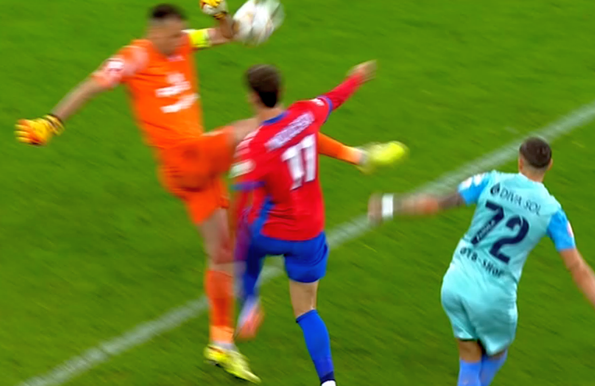 Repriză de coșmar la FCSB - UTA! A încasat două goluri și a primit cartonașul ROȘU direct