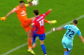 Repriză de coșmar la FCSB - UTA! A încasat două goluri și a primit cartonașul ROȘU direct