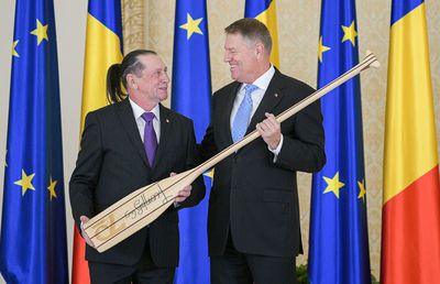 VIDEO Ivan Patzaichin, decorat de Klaus Iohannis în ziua în care a împlinit 70 de ani » Iohannis: „Am discutat cu noul Guvern să mă implic în sportul românesc”