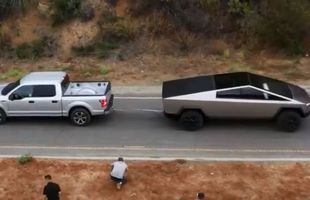 VIDEO Elon Musk, test viral pe internet! Cine câștigă duelul dintre Tesla Cybertruck și Ford F-150