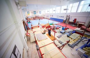 VIDEO REPORTAJ EXCLUSIV GSP // Gimnastica românească, într-o situație șocantă: cele mai promițătoare sportive se pregătesc într-o sală improprie, inundată de praf de magneziu!