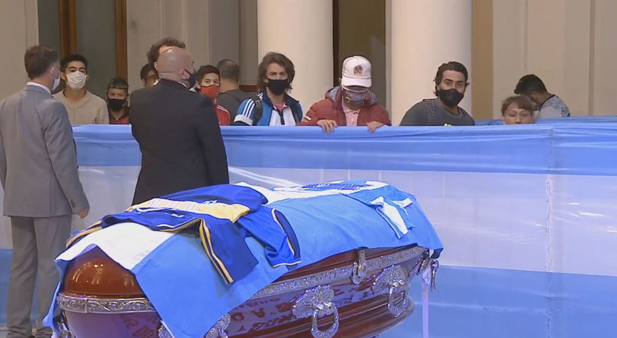 VIDEO Suporterii își iau AD10 de la Maradona! Nu au lipsit nici incidentele la pelerinajul la care participă mii de argentinieni