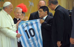 Papa Francisc, afectat de moartea lui Diego Maradona » Ce a trimis familiei marelui fotbalist