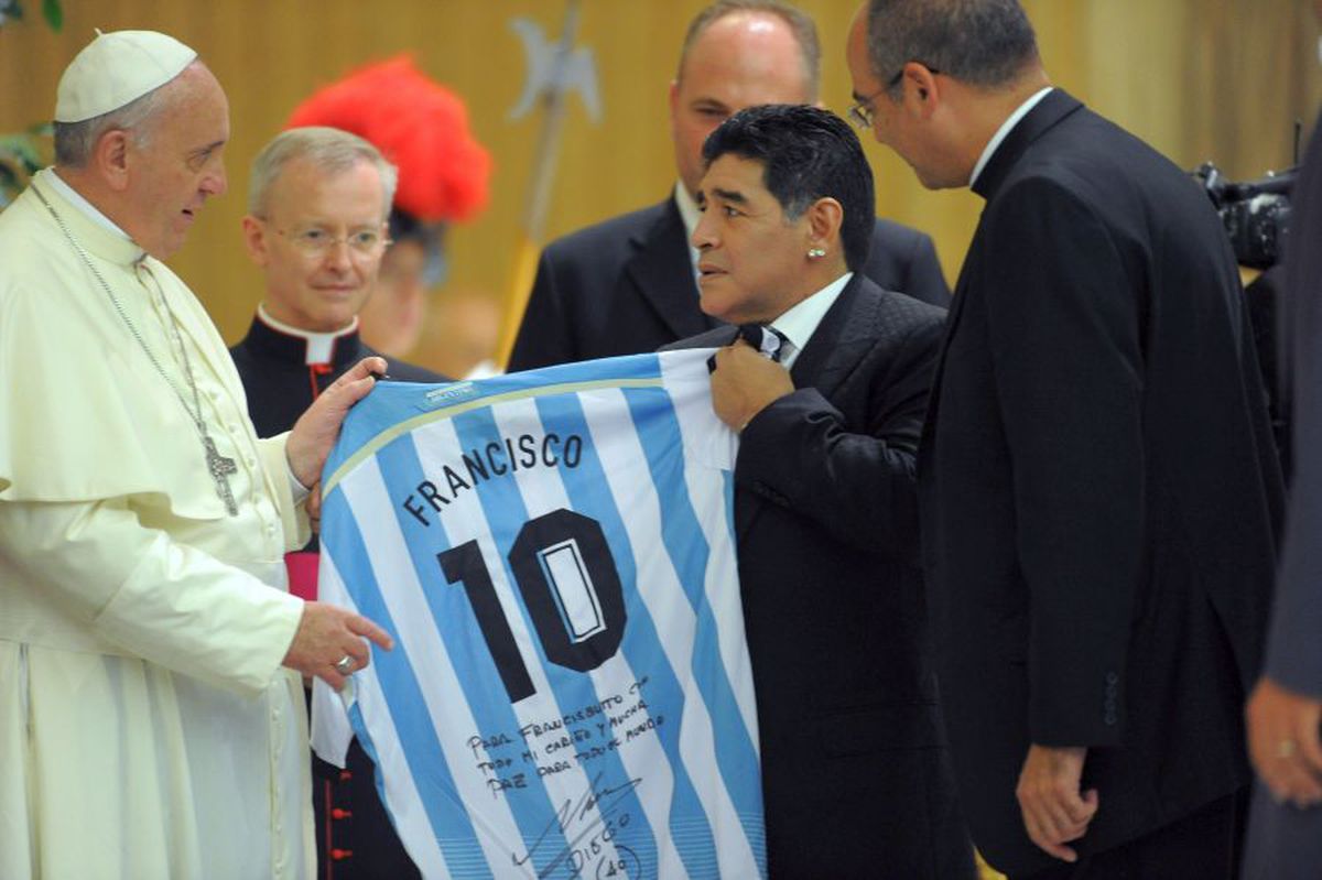 Papa Francisc, afectat de moartea lui Diego Maradona » Ce a trimis familiei marelui fotbalist
