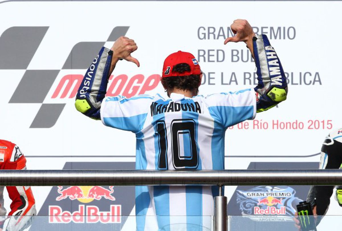 Maradona, omagiat de un fost campion din MotoGP: „El mi-a pupat mâna, eu i-am pupat piciorul! Un vrăjitor al mingii, la revedere Diego!”