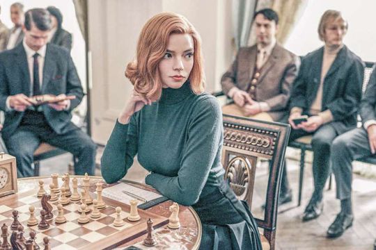 Serialul lansat de Netflix în octombrie 2020, „The Queen’s Gambit” - „Gambitul damei”, a bătut recordurile de audiență la o lună de la lansarea oficială.