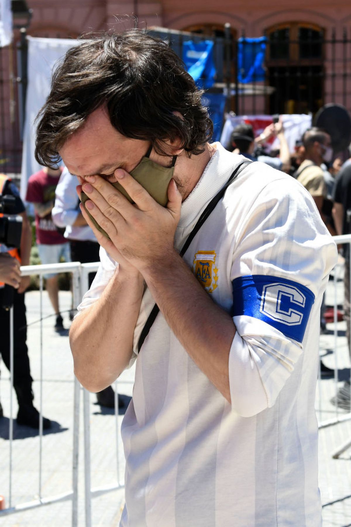 FOTO Adevarata poveste din spatele imaginii legendare cu Diego Maradona înfruntând 6 adversari deodată