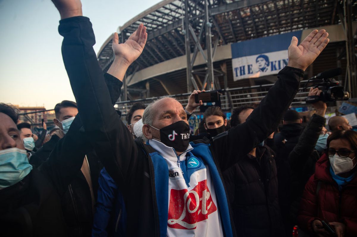 FOTO Adevarata poveste din spatele imaginii legendare cu Diego Maradona înfruntând 6 adversari deodată