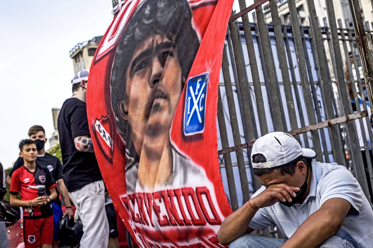 FOTO Adevarata poveste din spatele imaginii legendare cu Diego Maradona înfruntând 6 adversari deodată