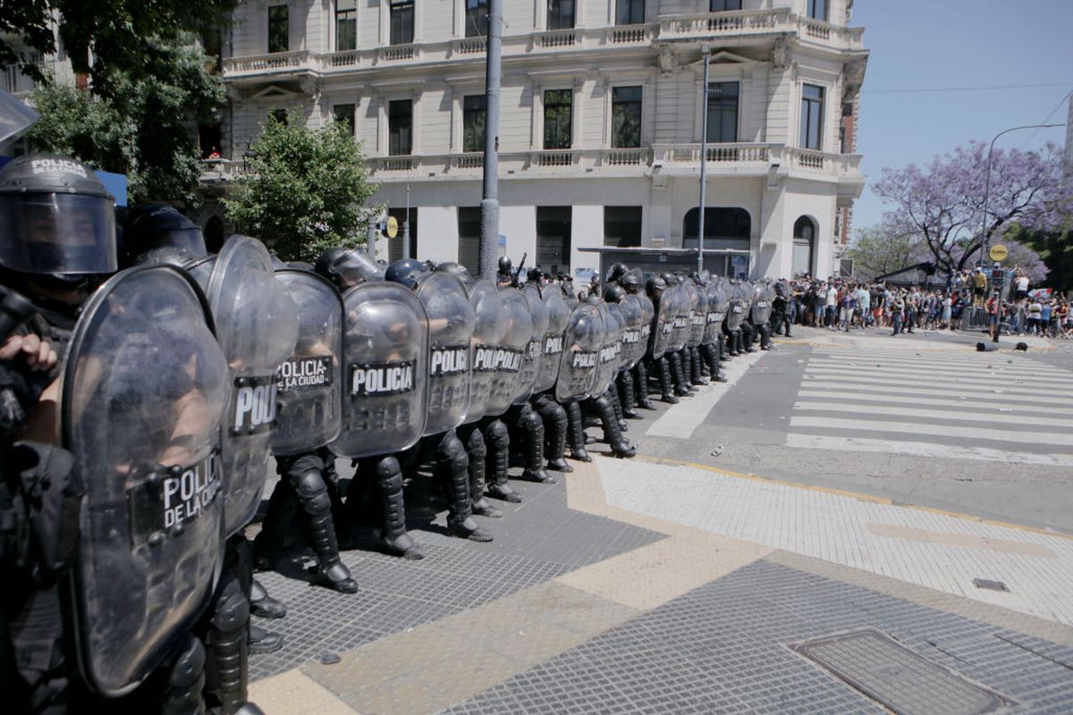 FOTO Conflicte violente pe străzile din Buenos Aires, după decizia familiei lui Maradona