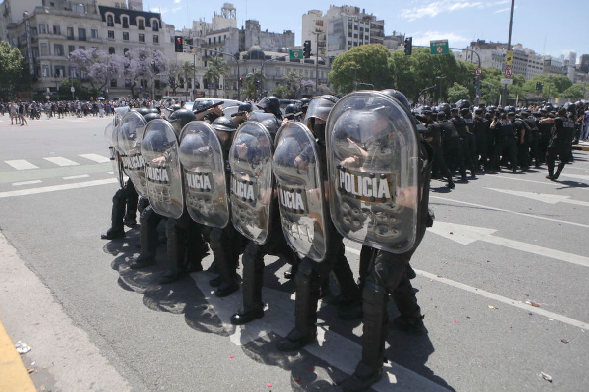 Diego Maradona a murit. Conflict pe străzile din Buenos Aires