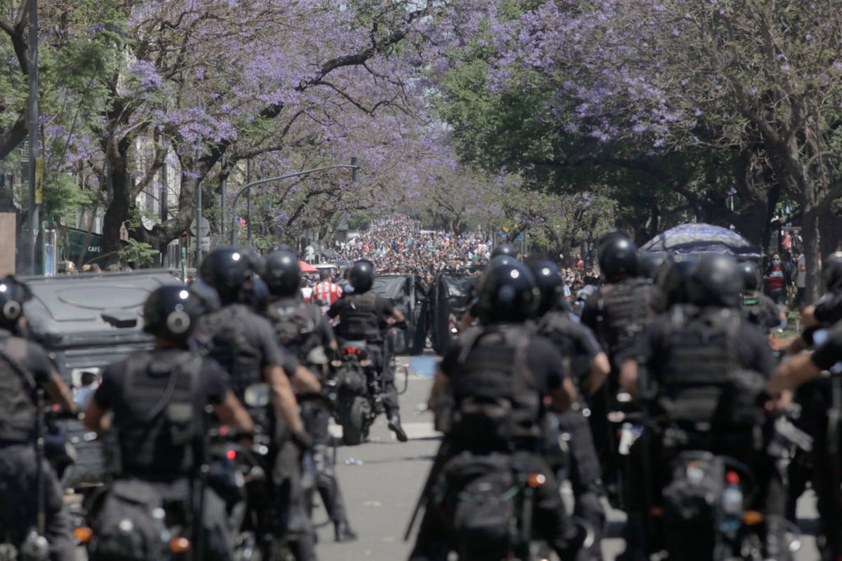 Diego Maradona a murit. Conflict pe străzile din Buenos Aires