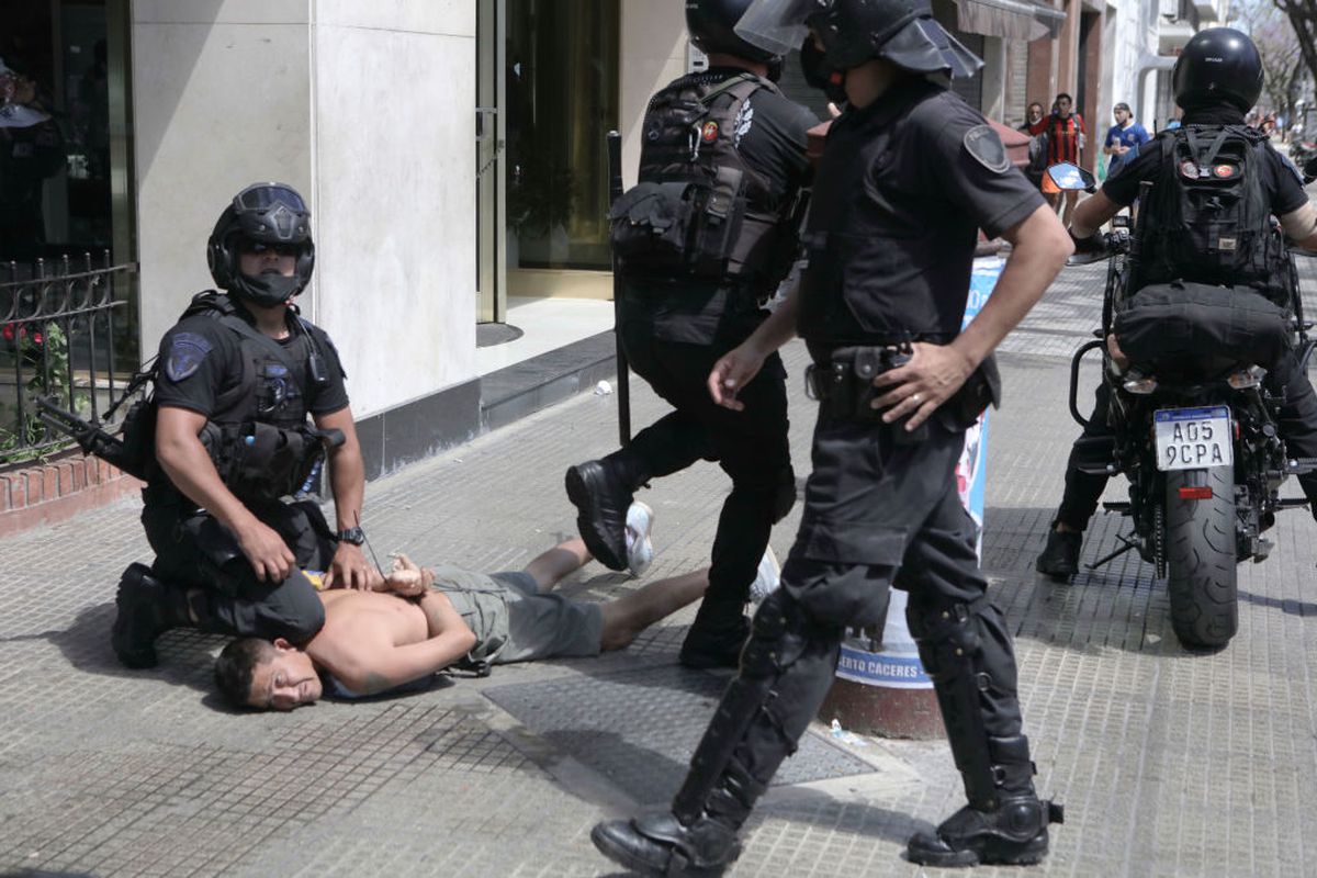 FOTO Conflicte violente pe străzile din Buenos Aires, după decizia familiei lui Maradona