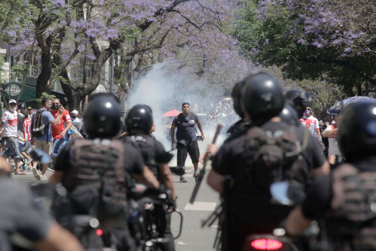 Diego Maradona a murit. Conflict pe străzile din Buenos Aires