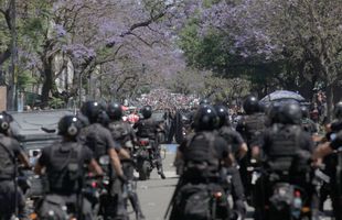 FOTO Conflicte violente pe străzile din Buenos Aires, după decizia familiei lui Maradona