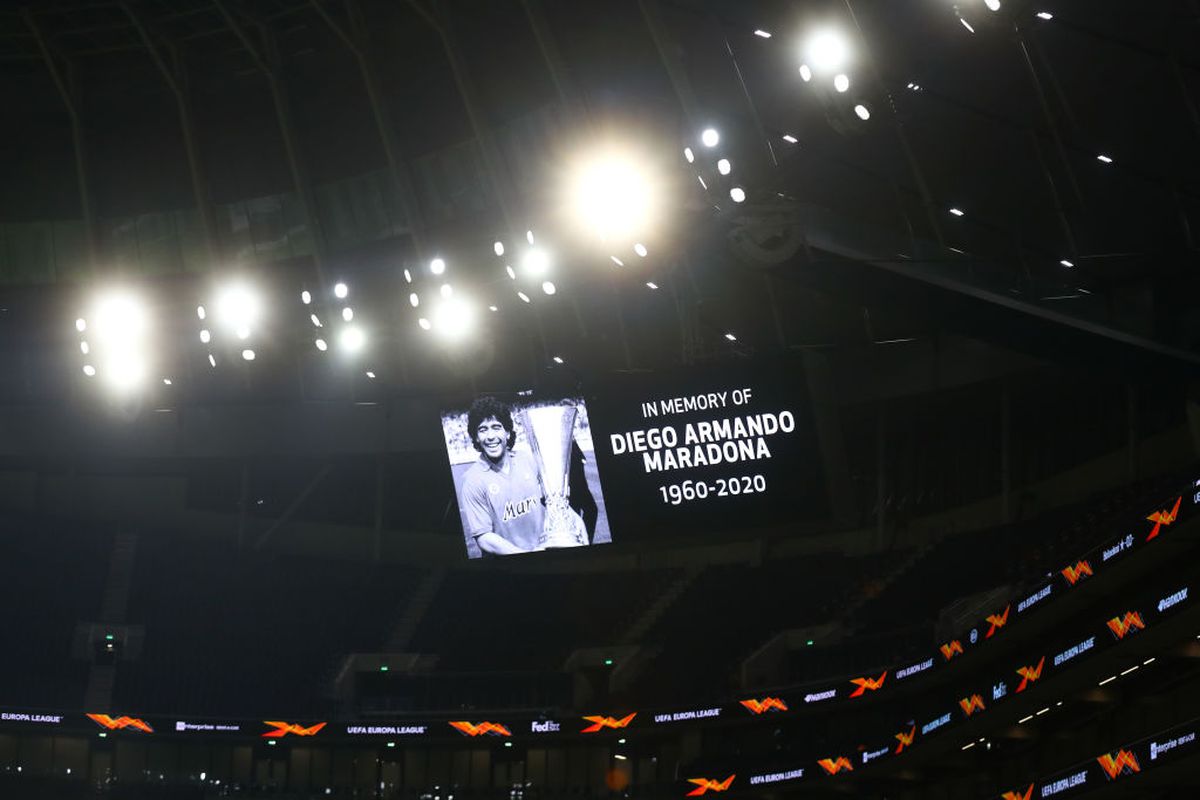 FOTO Diego Maradona, omagiat pe toate stadioanele din Europa League » Imagini impresionante
