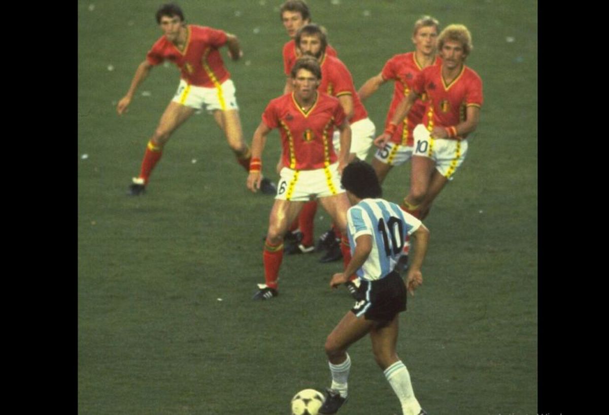 FOTO Adevarata poveste din spatele imaginii legendare cu Diego Maradona înfruntând 6 adversari deodată