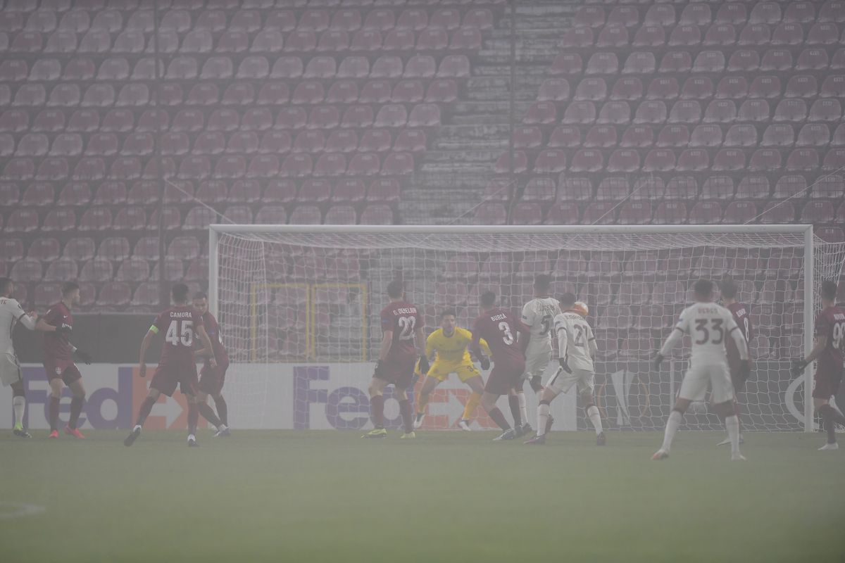 Criza continuă la CFR Cluj! Dan Petrescu e condamnat să jongleze cu lotul decimat