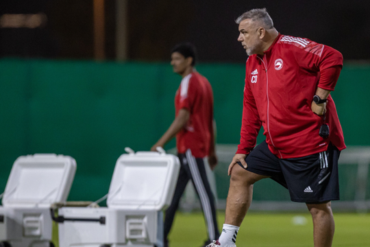 Al Sharjaf, echipa antrenată de Cosmin Olăroiu, a câștigat categoric, scor 4-1. Sharjaf a trecut azi în deplasare de Al Dhafra.