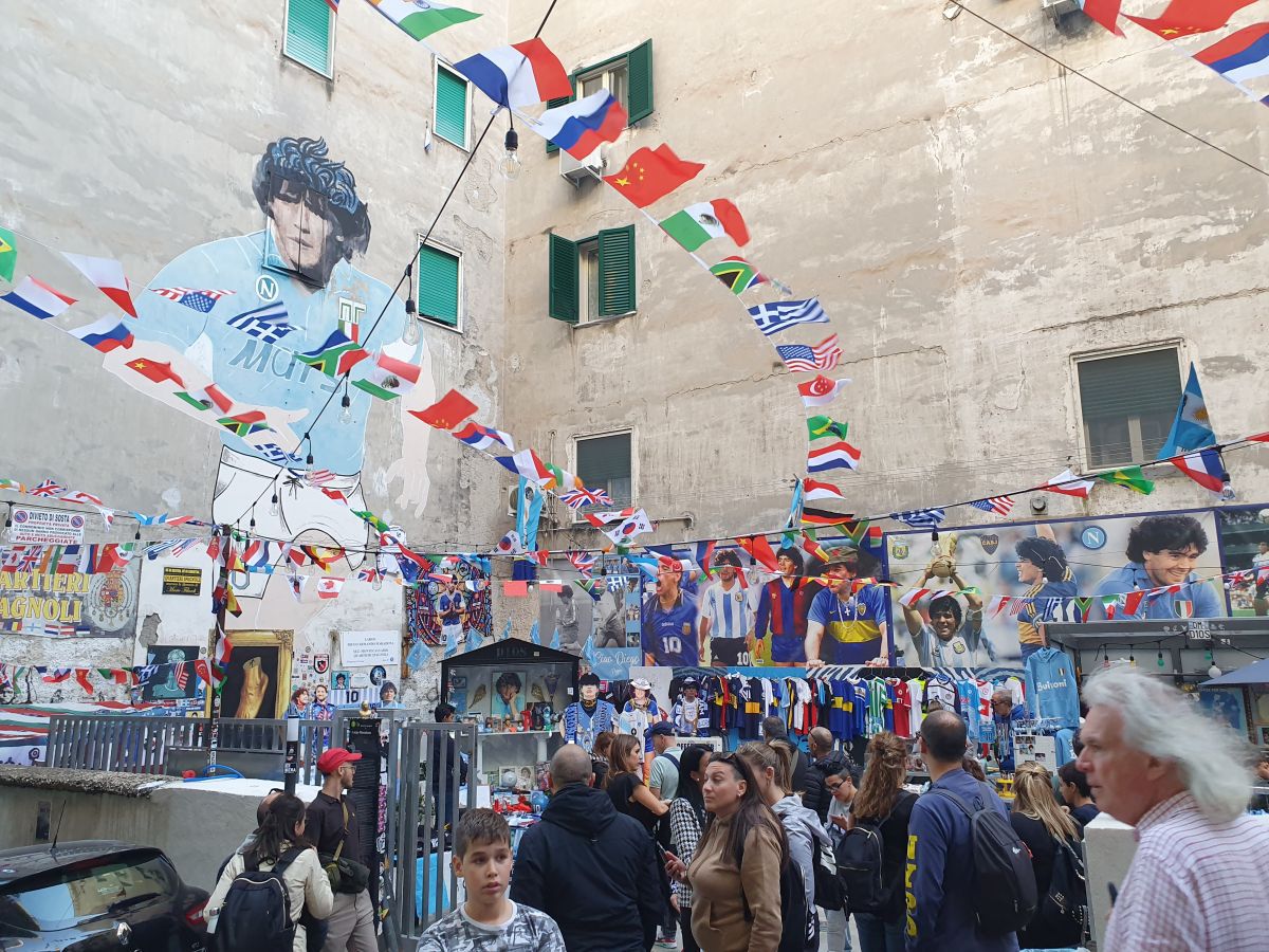„Pelerinaj” în Napoli » Oamenii pentru care Maradona este Dumnezeu și care te învață că „Cel care iubește nu uită”