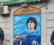 Imaginea lui Maradona pe o ușă din Piazza Bellini, în centrul lui Napoli