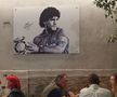 O imagine cu Maradona veghează asupra celor care iau cina pe o străduță din Quartieri Spagnoli