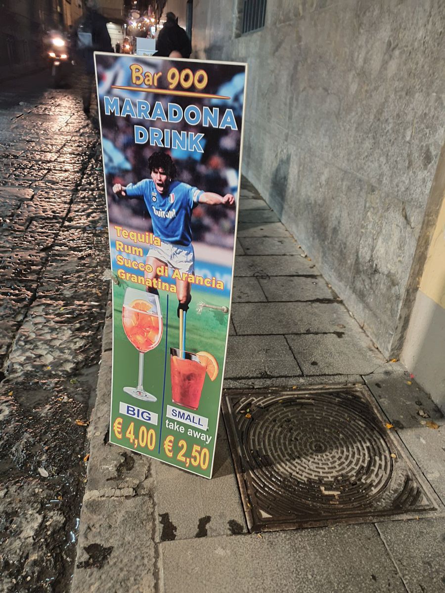 Reclamă la Maradona Spritz, în centrul istoric „Pelerinaj” în Napoli » Oamenii pentru care Maradona este Dumnezeu și care te învață că „Cel care iubește nu uită”