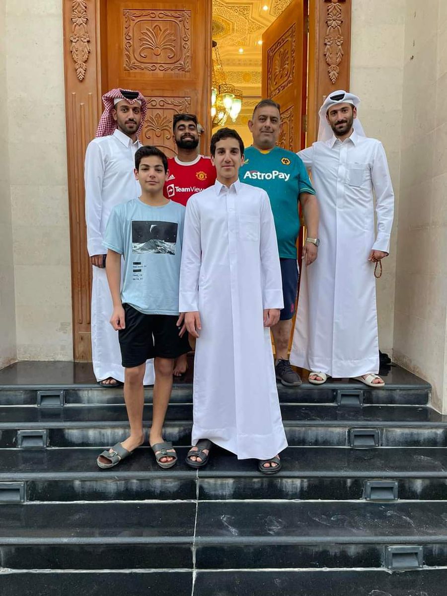 Fani englezi, alături de un miliardar din Qatar. Foto: Twitter: @MrTegSingh Ce experiență în Qatar » Un milionar local a intrat în vorbă cu niște fani englezi și i-a invitat la el acasă: „Nici măcar nu puteți visa prin ce am trecut noi”
