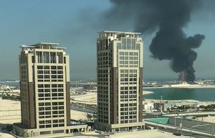 Alertă în Qatar! O clădire a luat foc chiar lângă stadionul unde Argentina și Mexic se duelează în această seară