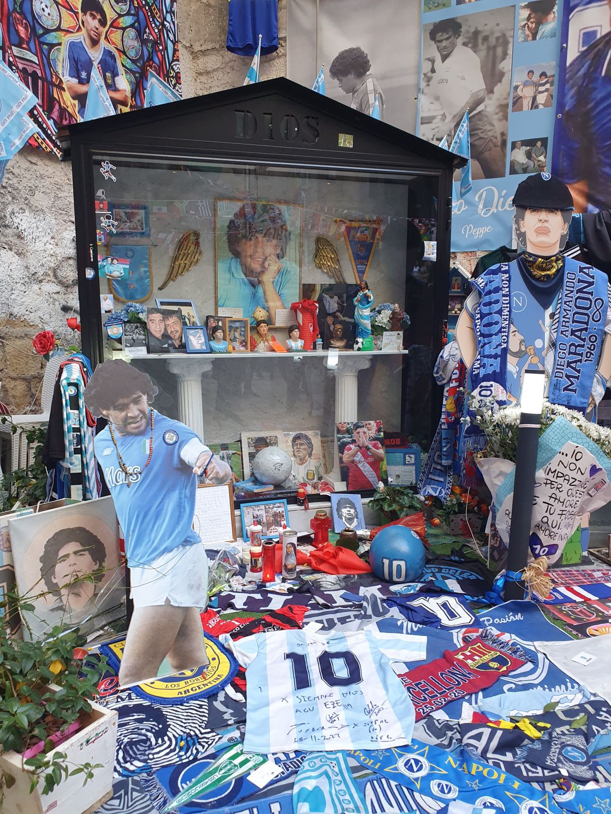 „Pelerinaj” în Napoli, orașul lui Maradona