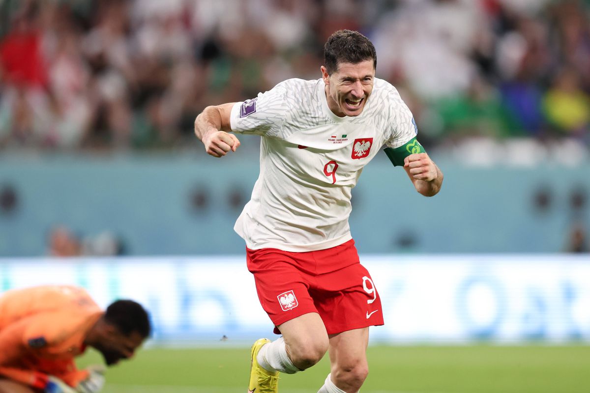 Moment uluitor: Lewandowski l-a egalat pe legendarul Pele și a început să plângă pe teren!
